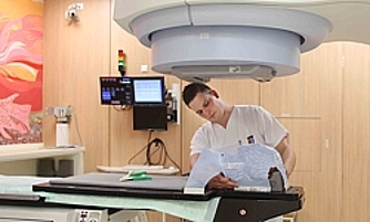 Arzt bei Strahlentherapie
